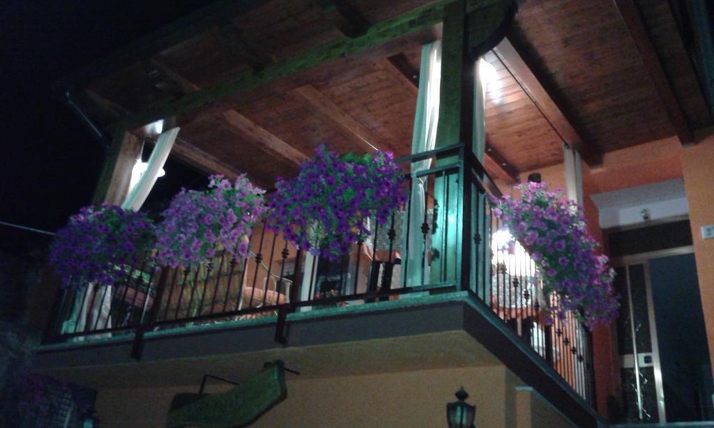 Montagne Rocciose Bed and Breakfast Frascineto Eksteriør billede