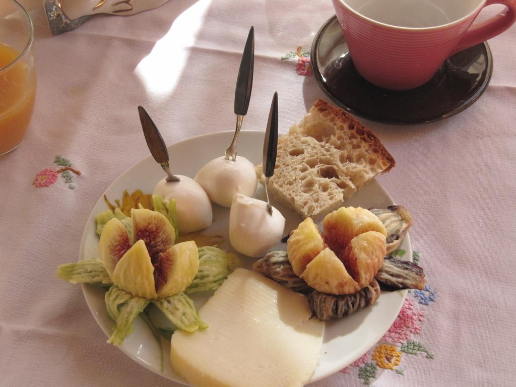 Montagne Rocciose Bed and Breakfast Frascineto Eksteriør billede